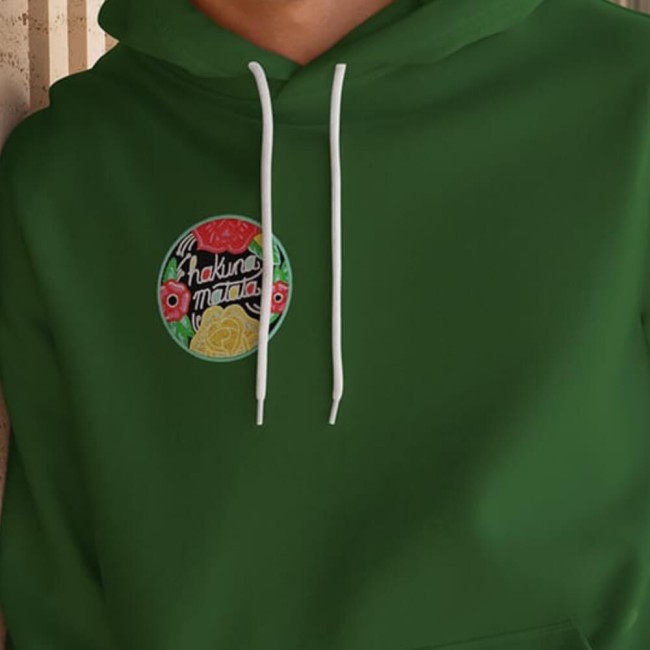 Écusson Hakuna Matata brodé porté sur un hoodie vert