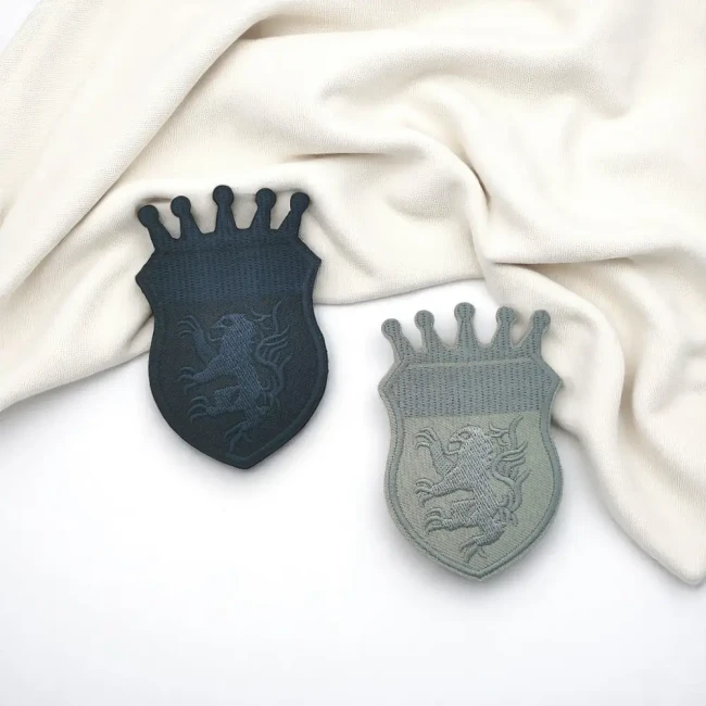Duo d'écussons lion bleu marine et gris Deux patchs blason lion en bleu marine et gris