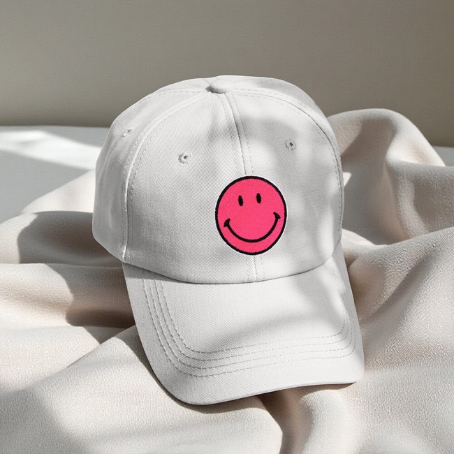 Ecusson réparation sur une casquette Smiley rose fluo brodé