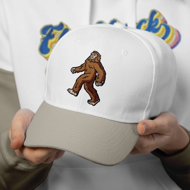 Patch Bigfoot appliqué sur casquette blanche – style urbain