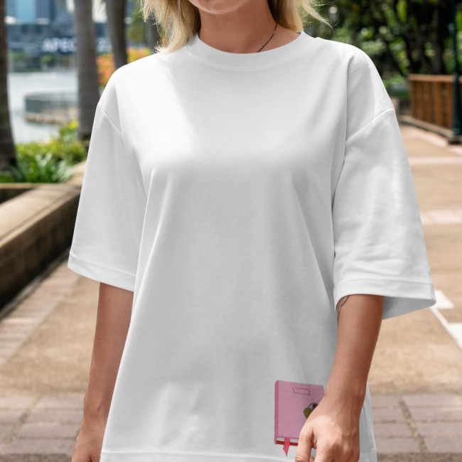 Patch carnet rose brodé posé sur un t-shirt blanc
