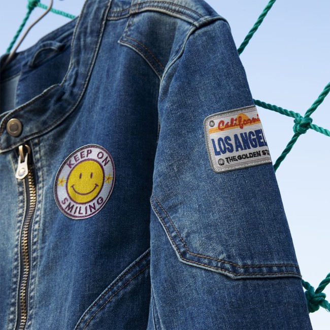 Patch LOS ANGELES appliqué sur une veste en jean – Idée customisation