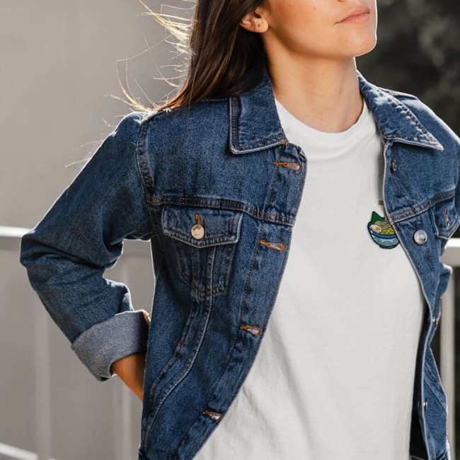 Ecusson ramen pour un look cool, t-shirt blanc et veste en jean Patch ramen bleu sur un tee-shirt blanc