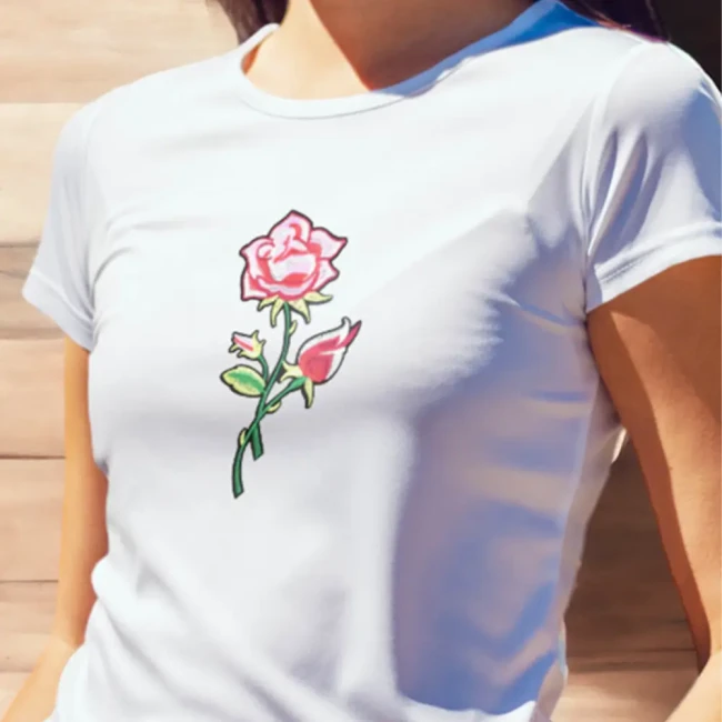 Grand patch rose brodé porté sur un t-shirt blanc