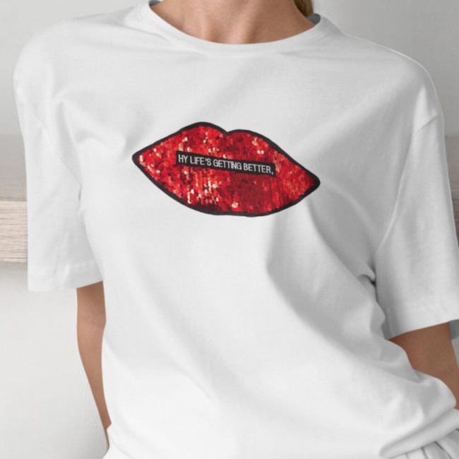 Patch bouche rouge à sequins cousu sur t-shirt blanc