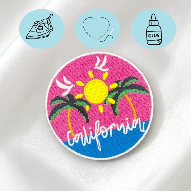 Patch brodé California à plat, palmiers noirs et verts sur fond rose et bleu