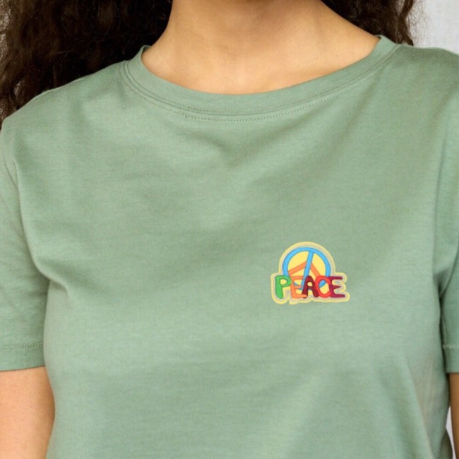 Écusson brodé Peace multicolore sur t-shirt vert kaki
