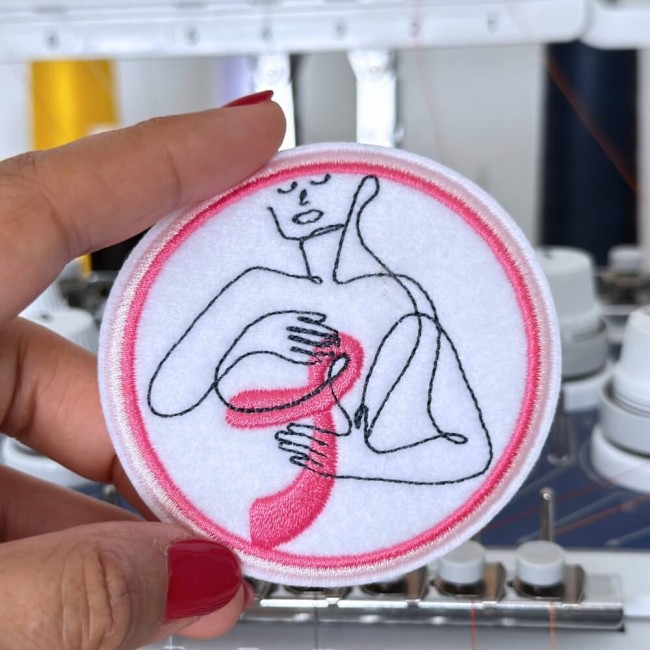 Patch brodé ruban rose sur fond tissu feutrine blanc brodé dans mon atelier