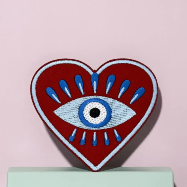 Ecusson coeur avec oeil pour customiser vêtement et accessoires Patch brodé Cœur Nazar – Bleu ciel et bordeaux