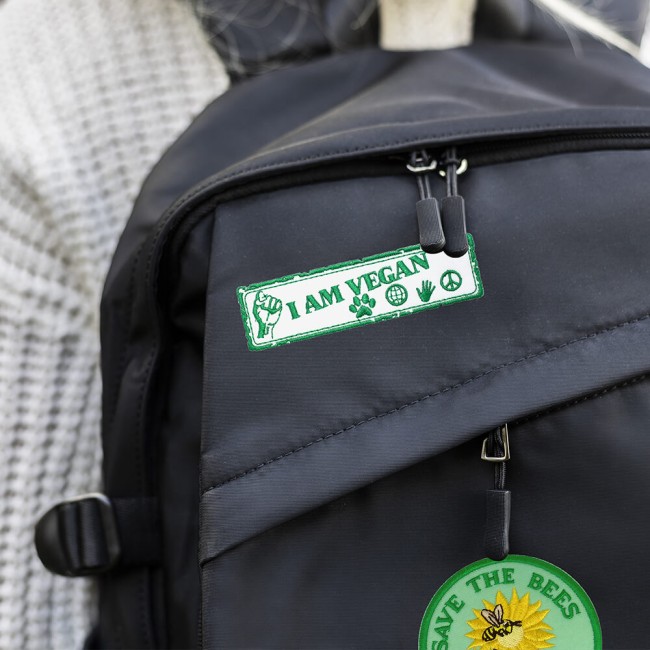 Écusson thermocollant sur sac, exemple d’utilisation patch brodé I am vegan thermocollant posé sur un sac à dos, idée de customisation