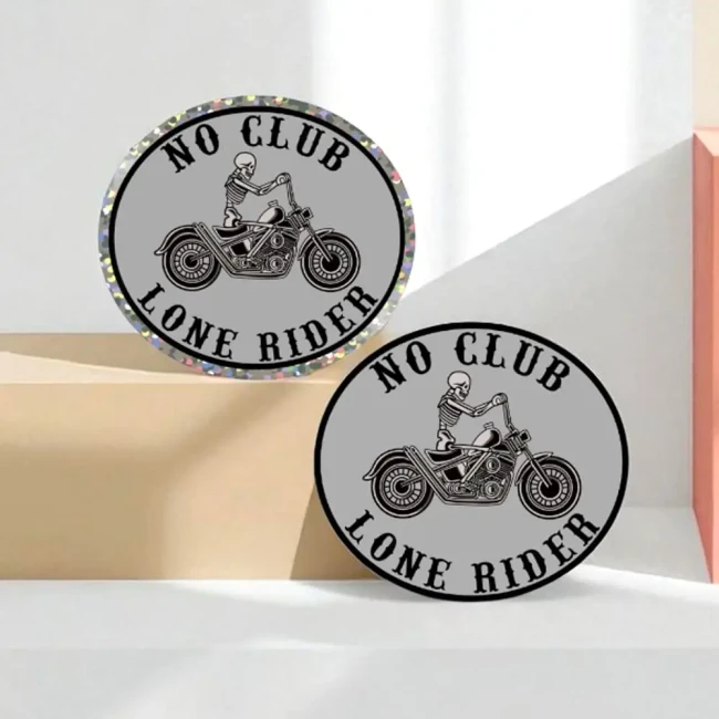 Sticker biker No Club Lone Rider Sticker vinyle biker « No Club Lone Rider » noir et gris 76×68 mm - version mate ou pailletée