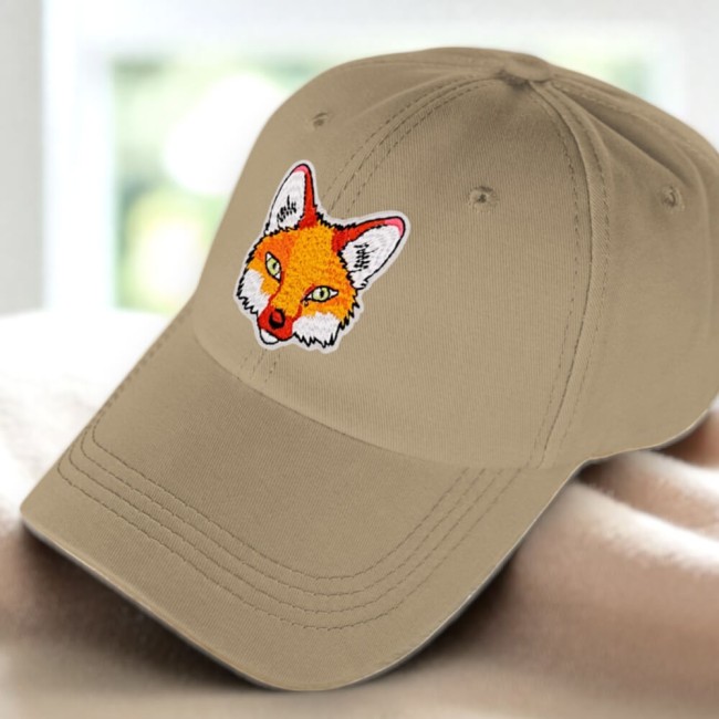 Ecusson tête de renard brodé porté sur une casquette Patch renard thermocollé sur une casquette beige – style nature