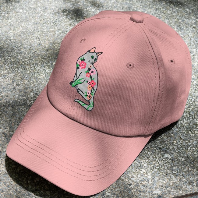 Patch brodé chat fleuri sur une casquette rose
