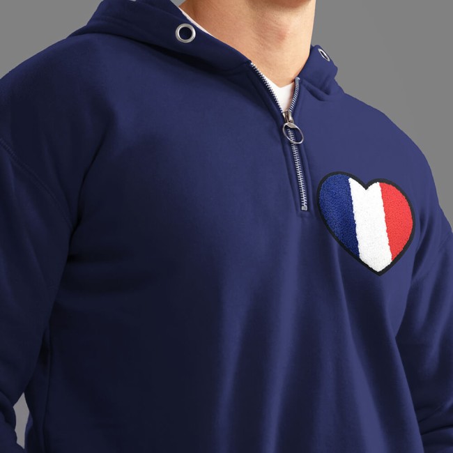Patch cœur France bleu blanc rouge posé sur un sweat