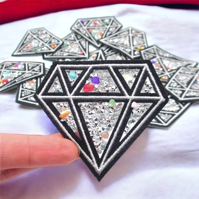Ecusson diamant avec strass multicolores