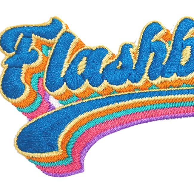 Patch années 80 sur veste en jean détail broderie thermocollante flashback