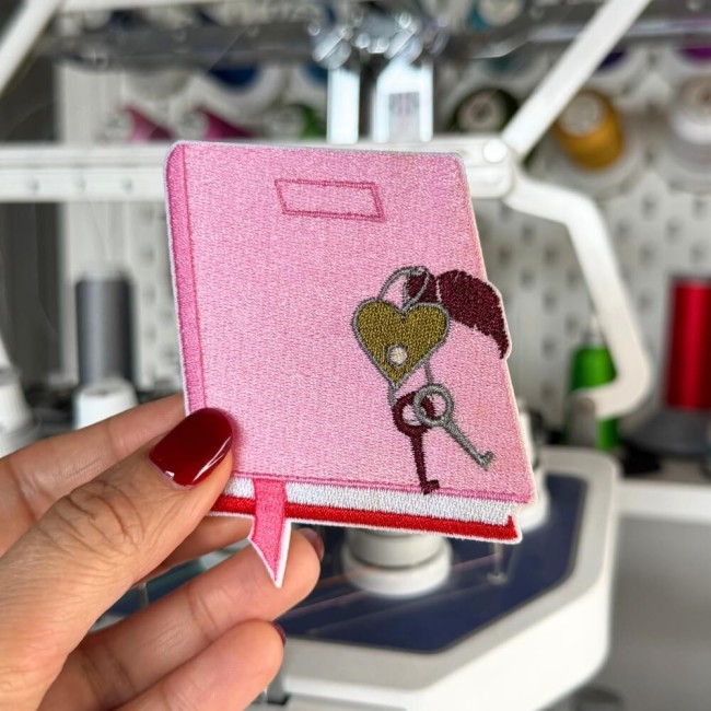 Patch thermocollant carnet secret tenu dans ma main