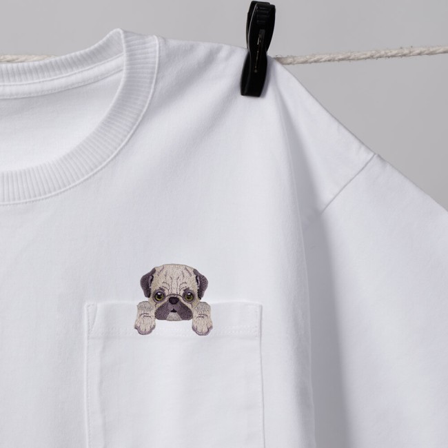 bouledogue brode patch thermocollant écusson sur la poche d'un t-shirt t-shirt blanc customisé avec un petit patch bouledogue