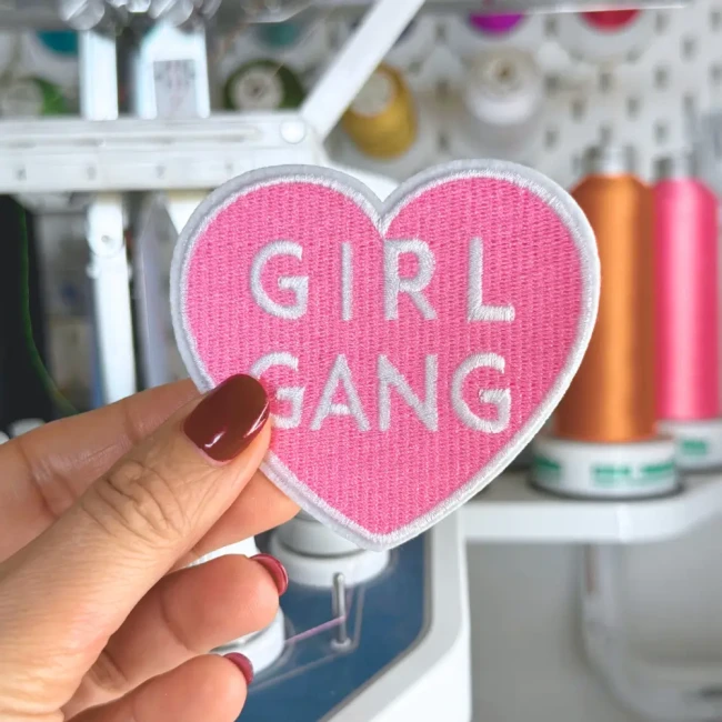 Écusson cœur Girl Gang brodé devant ma machine Patch Girl Gang rose photographié dans mon atelier