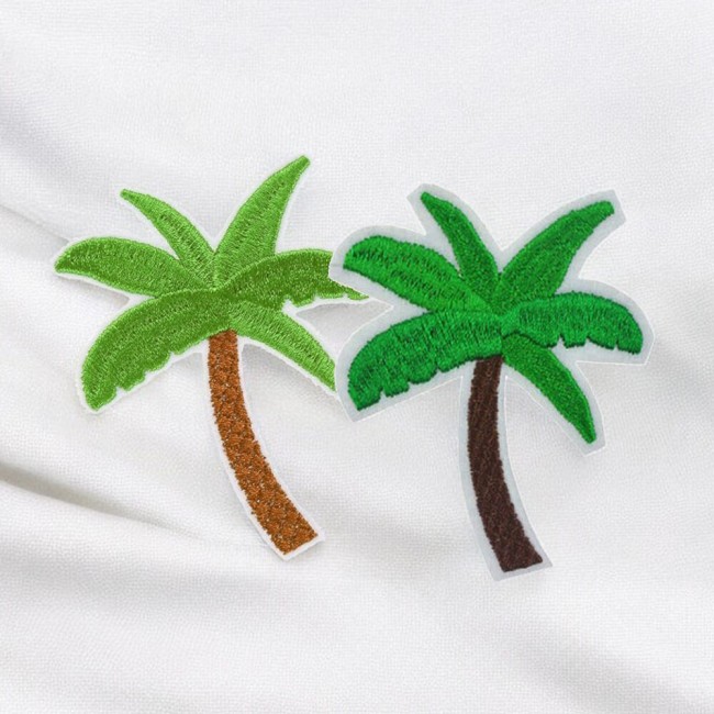 Deux modèles d'écusson palmier thermocollant pour customiser t-shirt, sac ou casquette avec une note estivale.