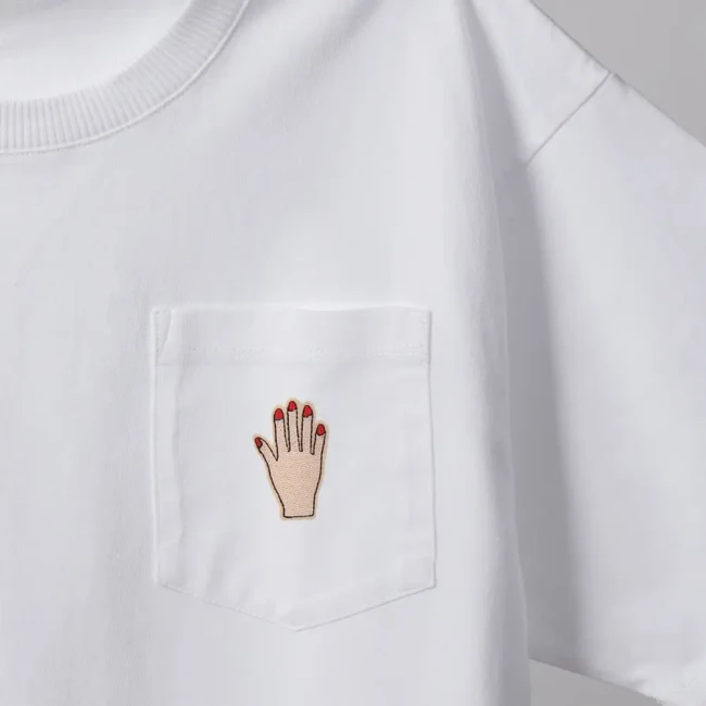 Écusson thermocollant main manucurée Patch brodé main aux ongles rouges sur poche blanche
