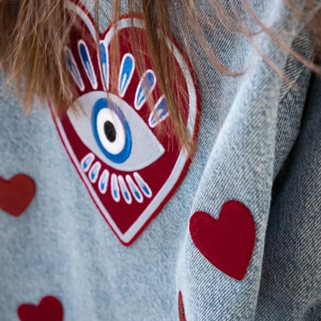 patch-brode-coeur-mauvais-oeil-nazar-ecusson-thermocollant-sur-veste-en-jean-saperlipopette (1)