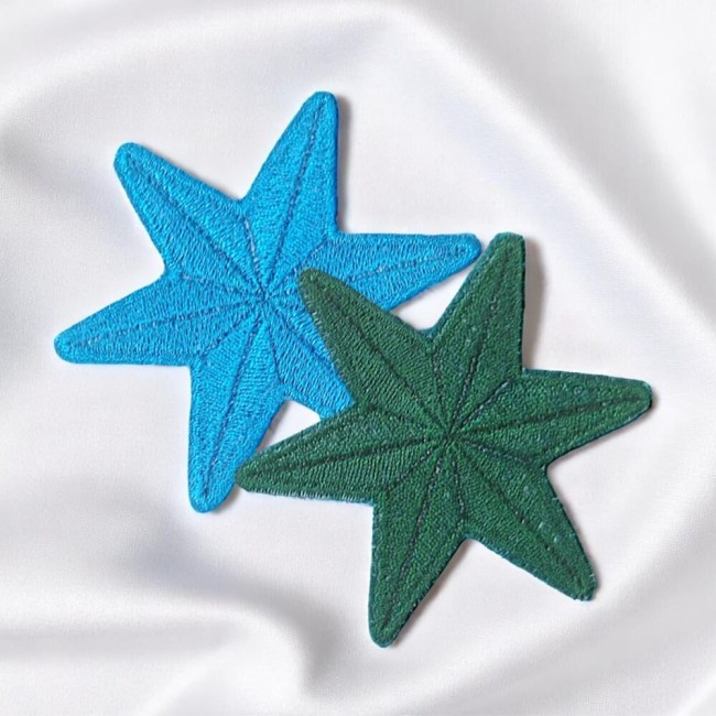 Patchs étoiles bleu turquoise et vert sapin brodés sur tissu blanc Patch étoile brodé bleu et vert