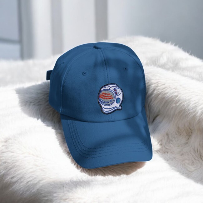 Patch espace brodé thermocollant sur une casquette