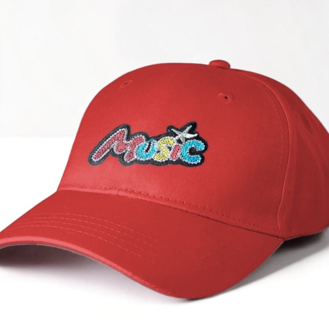 Patch Music sur une casquette rouge
