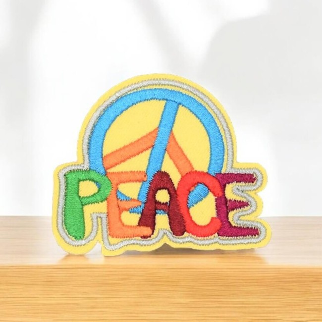 Patch brodé Peace & Love multicolore en forme de symbole hippie