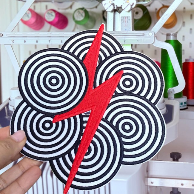 Patch éclair avec cercles hypnotiques dans mon atelier