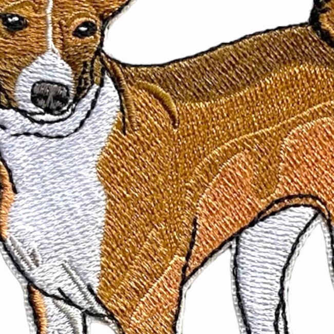 Détails de la broderie de l'écusson Basenji Gros plan sur la broderie du patch chien Basenji