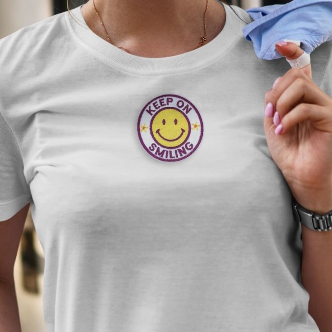 Patch brodé keep on smiling sur un tee-shirt blanc Ecusson brodé dans mon atelier en France