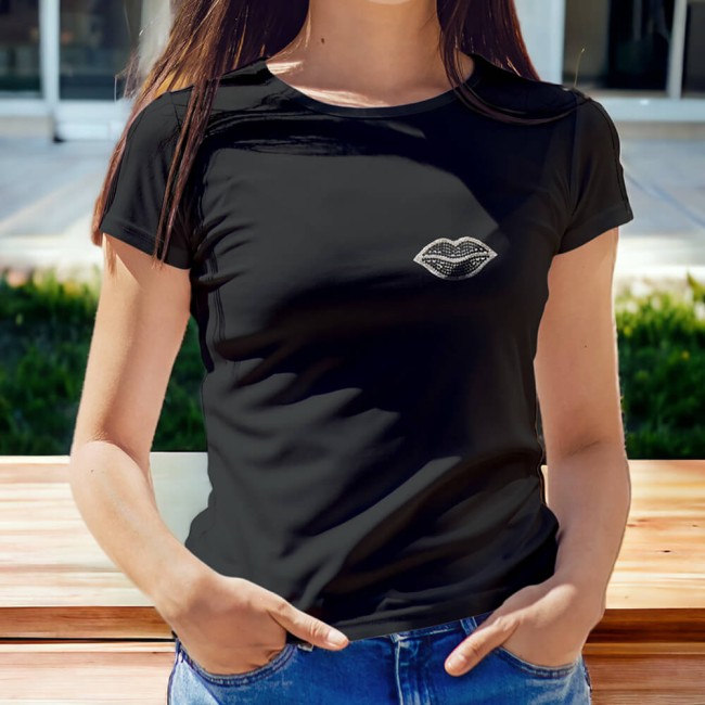 Motif thermocollant en forme de bouche en perles Patch bouche noire sur un t-shirt