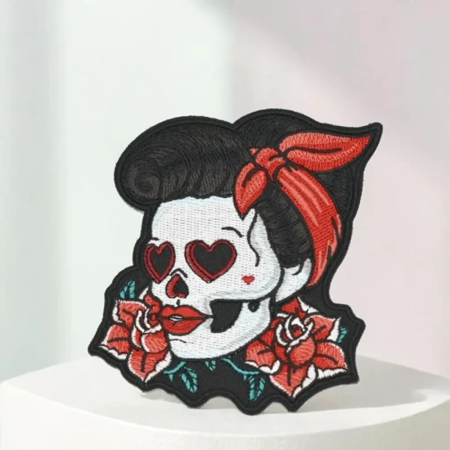 Patch brodé Dia de la muertos, pin-up rockabilly brune Écusson pin-up tête de mort brune avec roses rouges