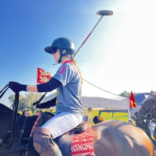 Bijoux Geneviève Kate et Équanimie - Fête du cheval de Blangy-le-Château - Octobre 2025 - Passage d'une cavalière de polo