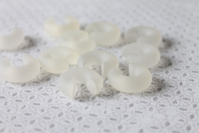 Créoles blanches en croissant de lune à plat Créoles blanches en croissant de lune à plat