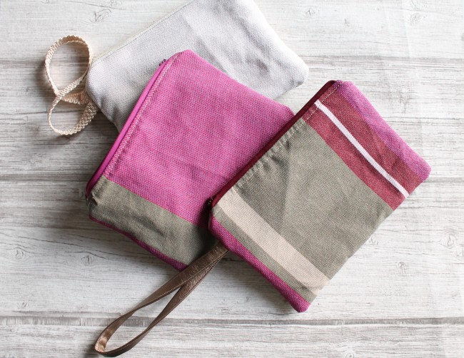 Le recto de la pochette est en tissu bayadère aux coloris assortis chatoyants fushia et taupe Le recto de la pochette est en tissu bayadère aux coloris assortis chatoyants fushia et taupe