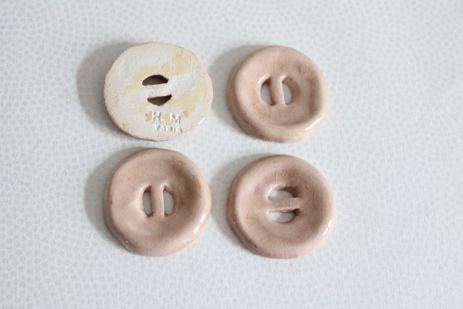 IMG_3259 lA PHOTO MONTRE LES QUATRE BOUTONS ANCIENS EN C2RAMIQUE DE h2L7NE mechin dont un qui est retourné