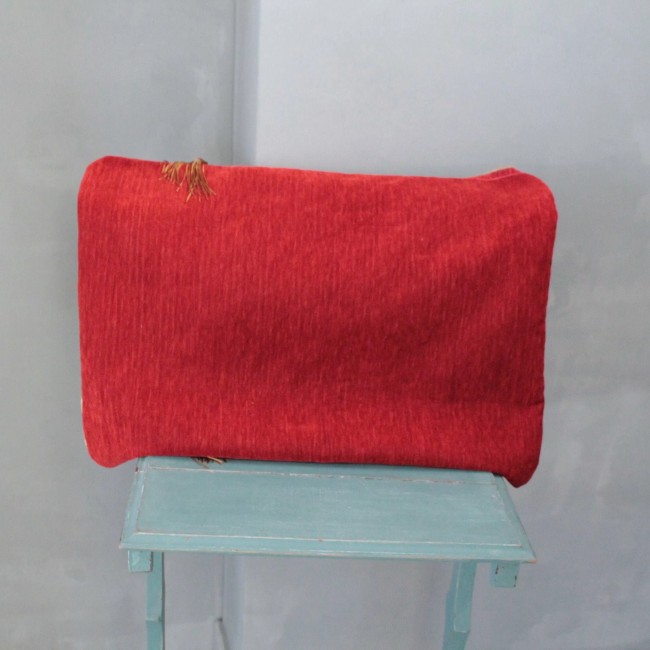 Face 2 du coussin en velours de haute qualité de couleur rouge corail