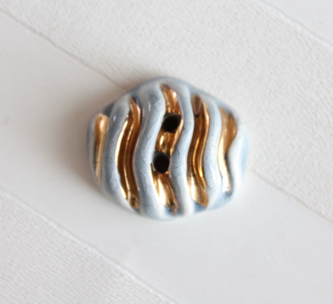 Bouton de parurier ancien en céramique émaillée