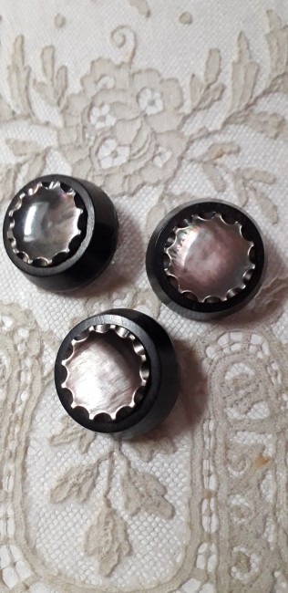 Customisez un manteau ou un sac avec ces magnifiques boutons Customisez un manteau ou un sac avec ces magnifiques boutons