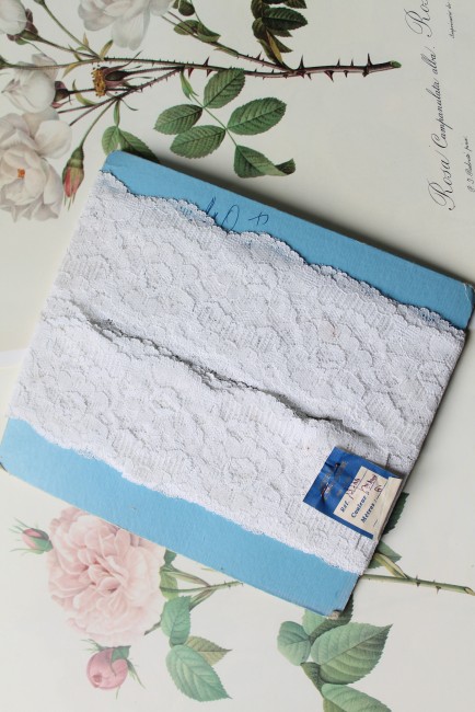 Longueur totale de cette dentelle blanche : 6 mètres