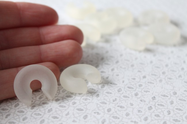 Perles blanches en croissant de lune Perles blanches en croissant de lune