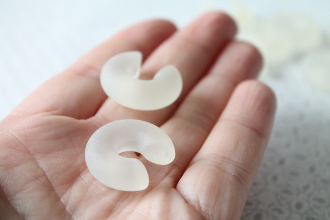 Aperçu des Dimensions des créoles présentées dans la main Aperçu des Dimensions des créoles présentées dans la main