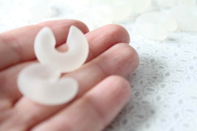 Perles blanches en croissant de lune Perles blanches en croissant de lune