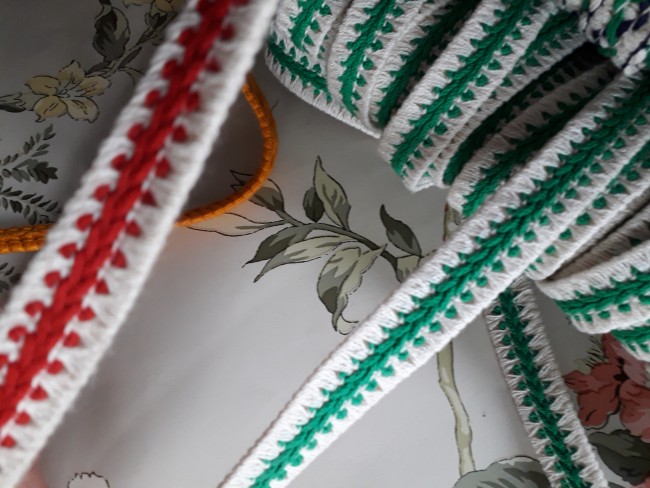 Galon d’ameublement vintage vert et écru 16 mm Galon passementerie vert et écru vintage en acrylique 16 mm