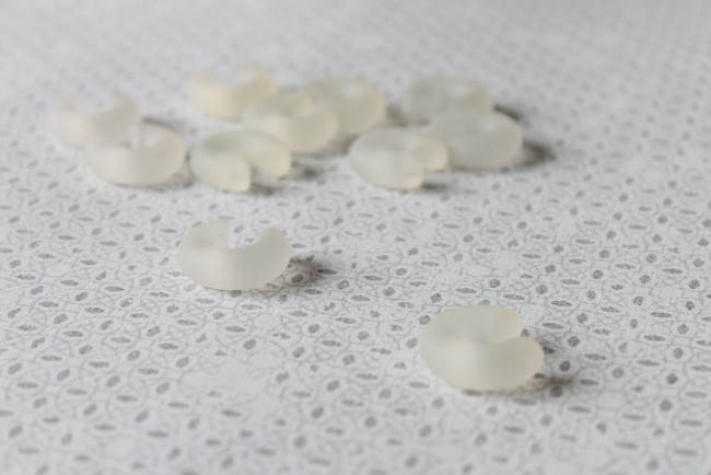 Perles blanches en croissant de lune Perles blanches en croissant de lune