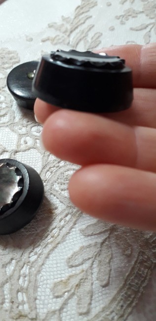 Bouton de diamètre 3 cm et 1.2 cm d'épaisseur Bouton de diamètre 3 cm et 1.2 cm d'épaisseur