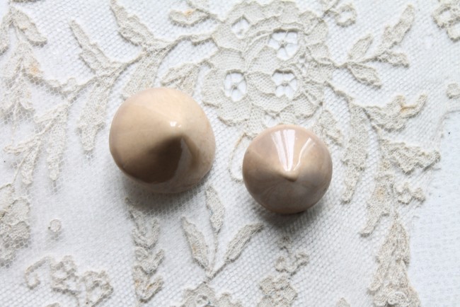 Bouton de parurier ancien attribué à Hélène Méchin